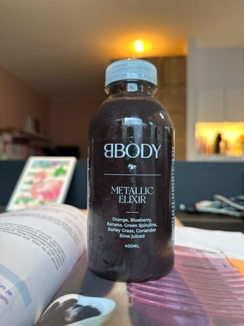BBody Metallic Elixir juice: Orange, Blueberry, Banana, Green Spirulina, Barley Grass, Coriander Slow juiced